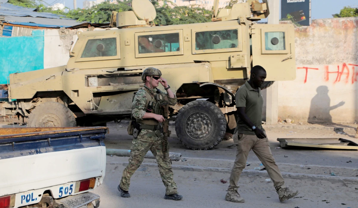 Diversos mergulhadores indonésios enfrentam desafios de alto risco para alcançar o ferry encalhado