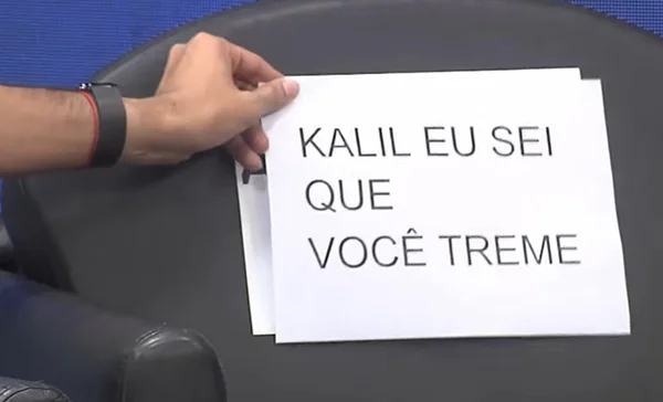 Gabriel ironiza com cartaz falta de Kalil a debate: "Eu sei que você treme"