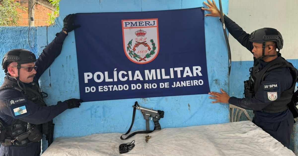 PM prende suspeito e apreende submetralhadora durante ação no Inferninho, em Nova Iguaçu