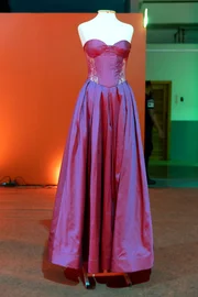 Exposição permite ver de perto as peças desfiladas no Metrópoles Catwalk