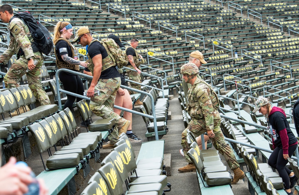 Imagem relacionada à notícia: Guardas do Oregon se juntam a outros primeiros respondentes para o 9 / 11 Escaleria Memorial no Estádio Autzen