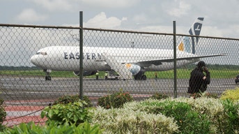A ICE deporta ex-combatante liberiano acusado de tortura e recrutamento de crianças-soldado