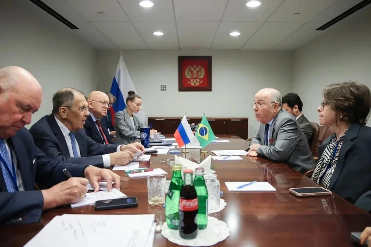 Imagem colorida mostra Mauro Vieira e Sergey Lavrov - Metrópoles