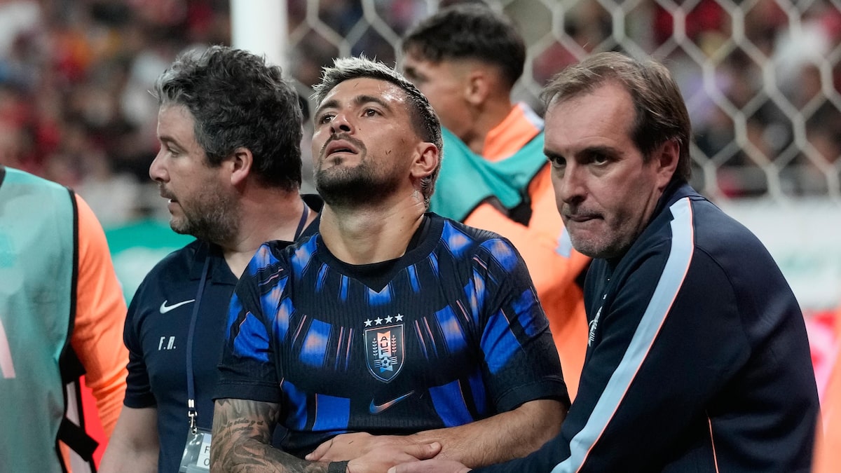 Arrascaeta sofre fratura no punho em jogo do Uruguai, passará por cirurgia e preocupa o Flamengo