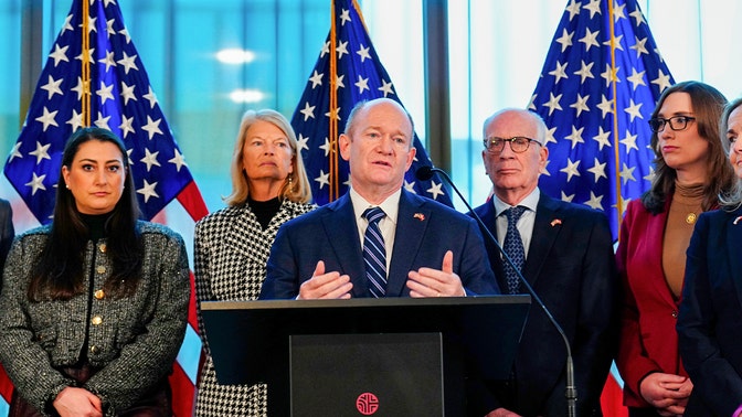 Um senador democrata derrota o oponente chamado 'No-Trump' nas primárias do Delaware
