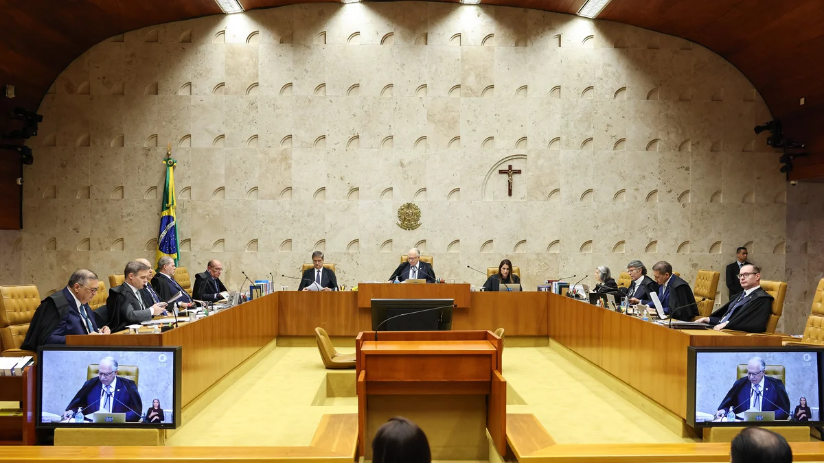 Em sessão caótica, STF não resolve crise e joga solução para futuro incerto