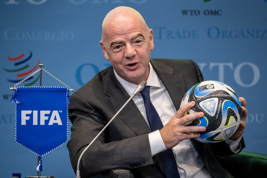 Fifa acusa Uefa de 'desinformação' em disputa por documentos sobre venda de participação na Copa; entenda