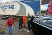 Um dos agentes recebeu atendimento do Corpo de Bombeiros no local do acidente e foi liberado em seguida