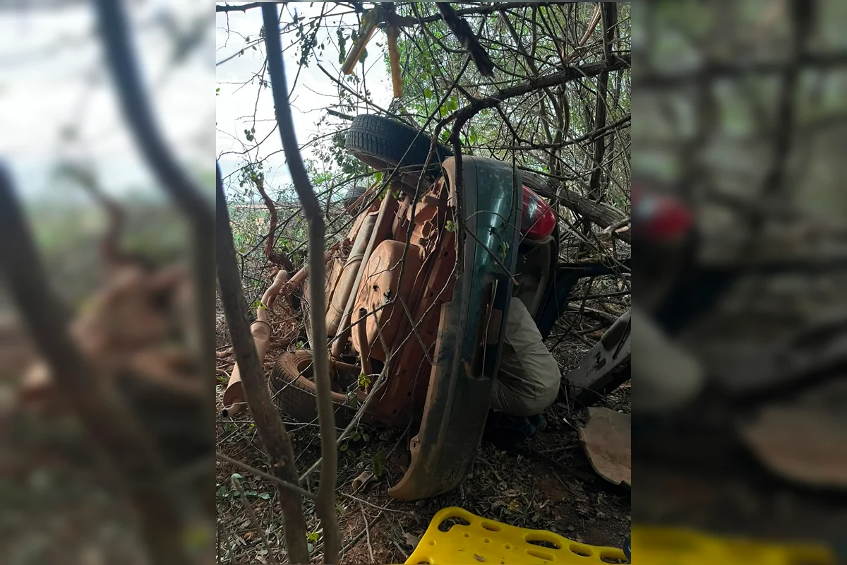 Imagem da matéria: Dois homens morrem após carro capotar na GO-330