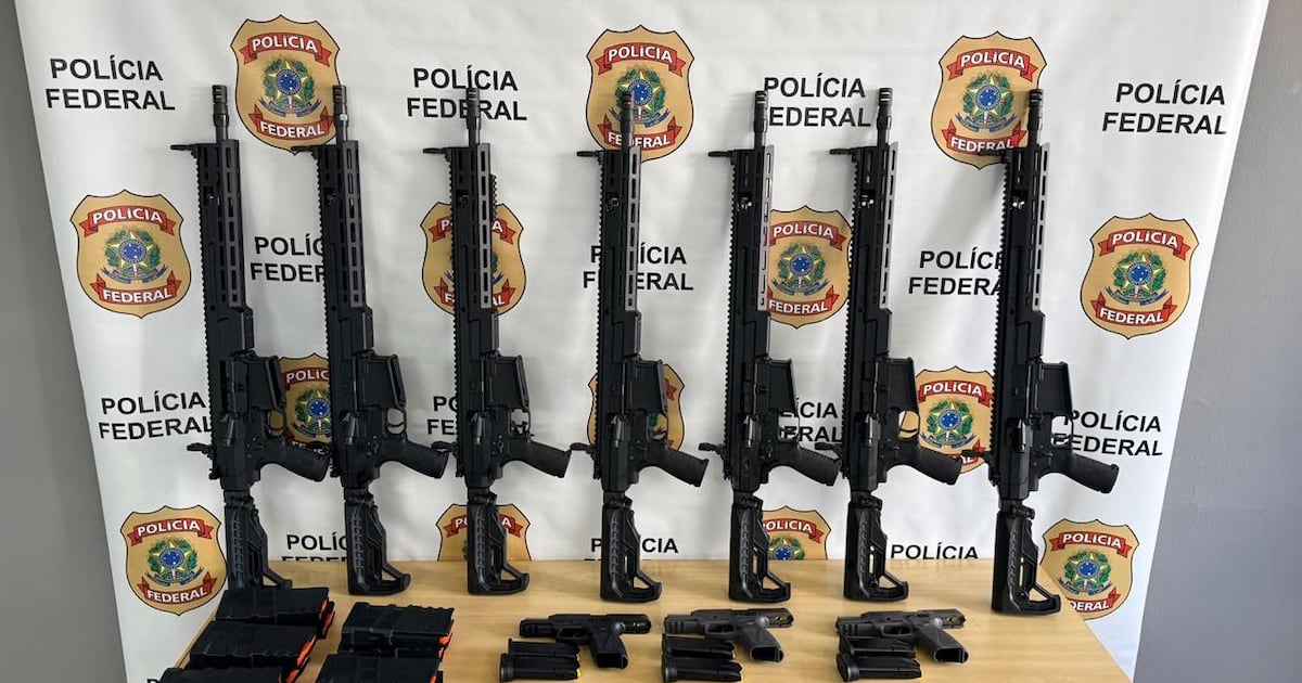 PF apreende fuzis em transportadora que atuava para grupo investigado por fraudes, em Niterói
