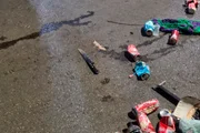 Entre os pertences do homem estavam 2 fardos de coca-cola recém-furtados de uma barraca e uma faca grande
