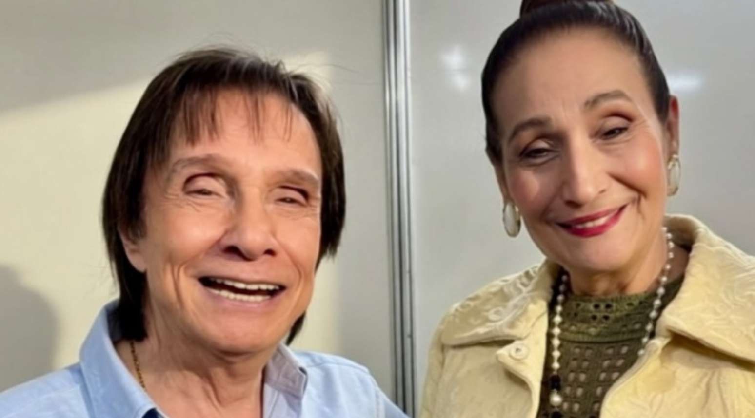 Roberto Carlos recebeu Sonia Abr&atilde;o no camarim ap&oacute;s o show