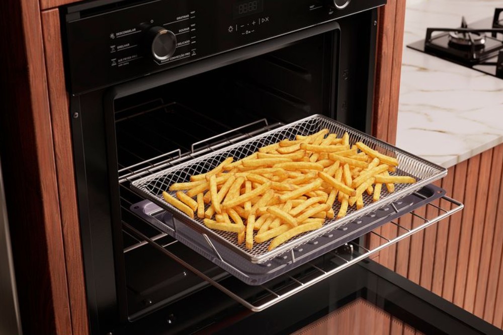 Forno de embutir BOX84 da Brastemp com air fryer permite fazer batatas em apenas 20 minutos — Foto: Divulgação/Brastemp