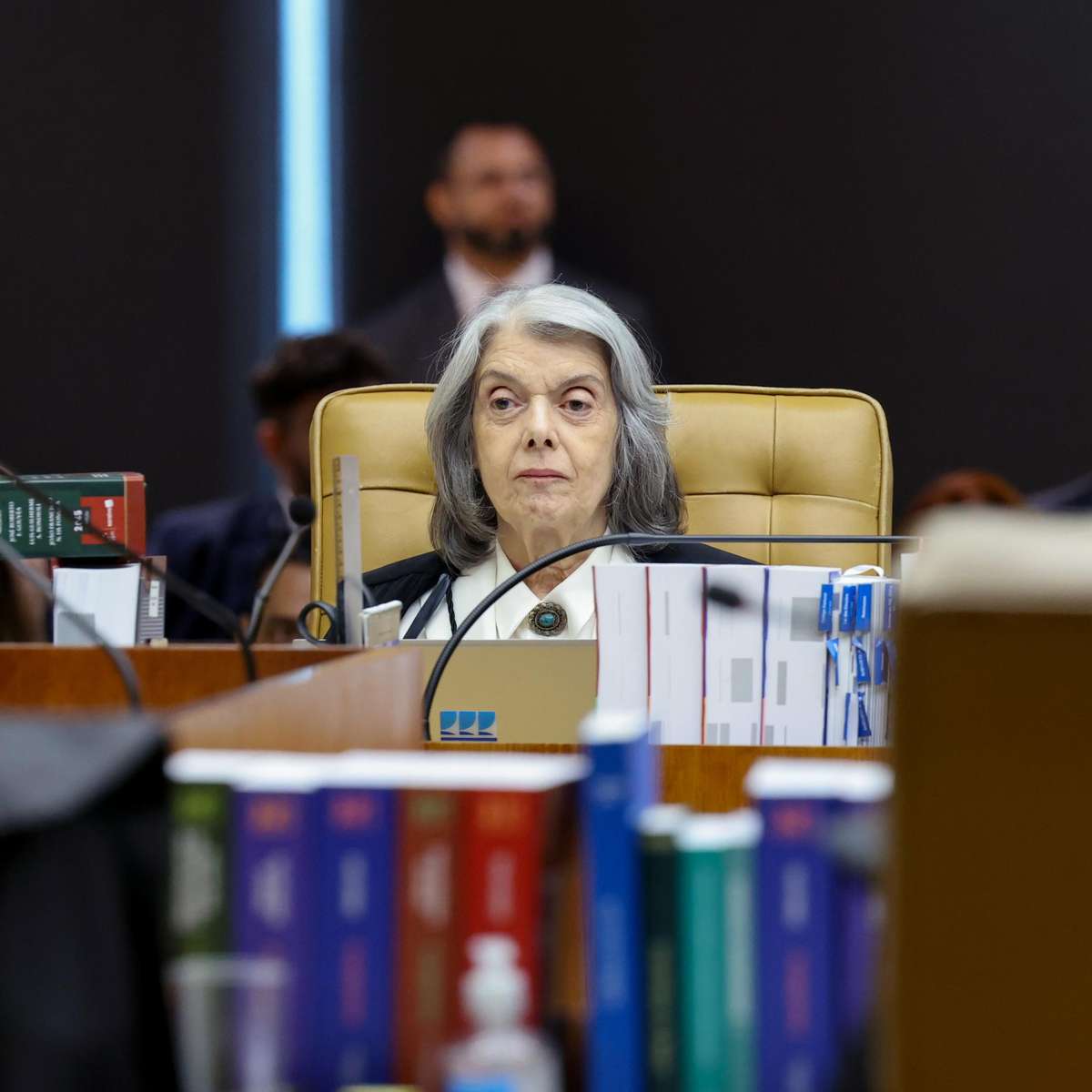Após 5h em silêncio, Carmen Lúcia diz que está envergonhada com a crise no STF
