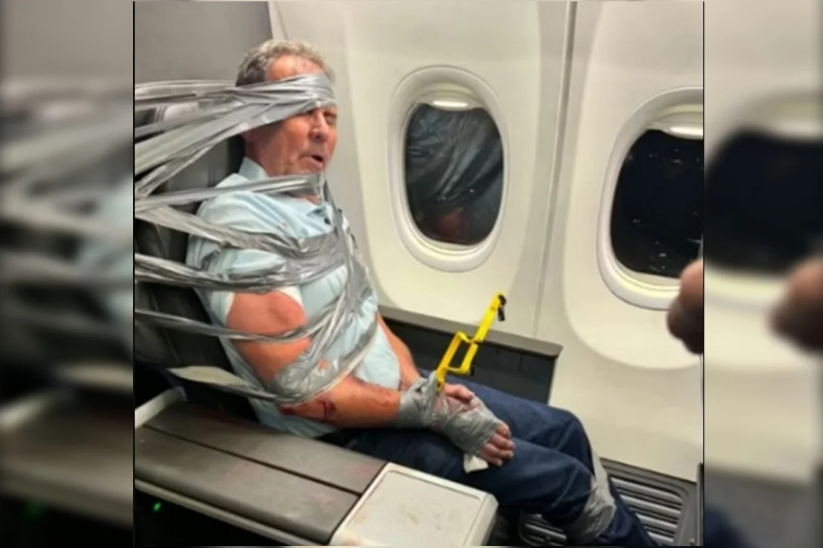 Homem amarradoo com fia adesiva em poltrona de avião durante voo nos EUA - Metrópoles
