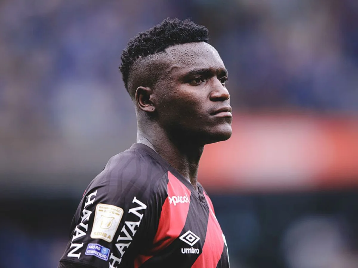 Athletico-PR repudia ataques racistas ao atacante colombiano Kevin Viveros