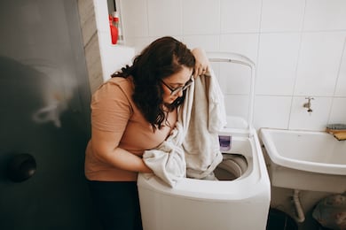 Por que a roupa lavada fica com mau cheiro se ficar molhada? Um cientista especializado em têxteis explica como resolver isso