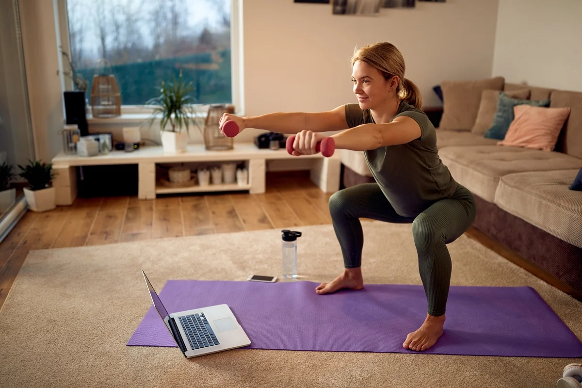 Aprenda a execução de 4 exercícios fáceis e adaptáveis para ganhar massa