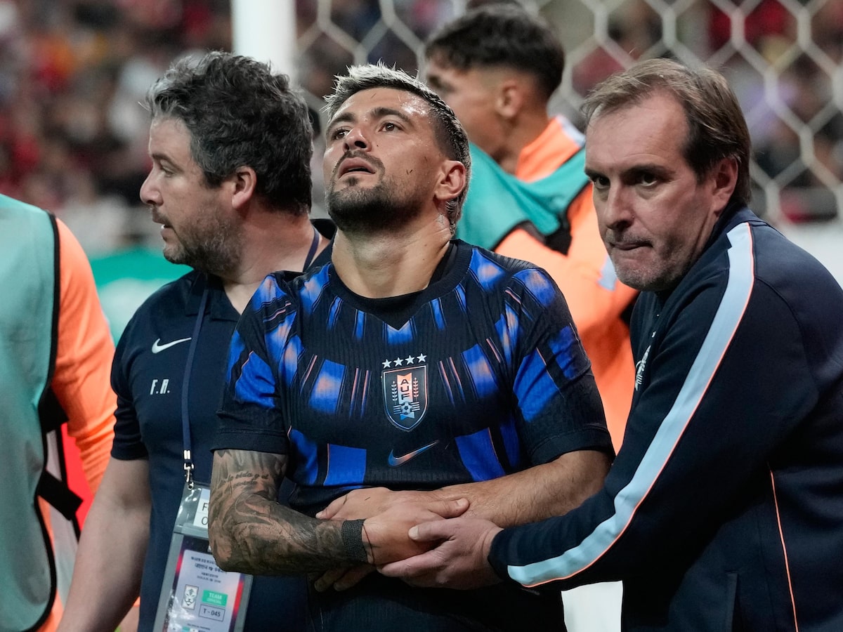 Arrascaeta sofre fratura no punho em jogo do Uruguai, passará por cirurgia e preocupa o Flamengo