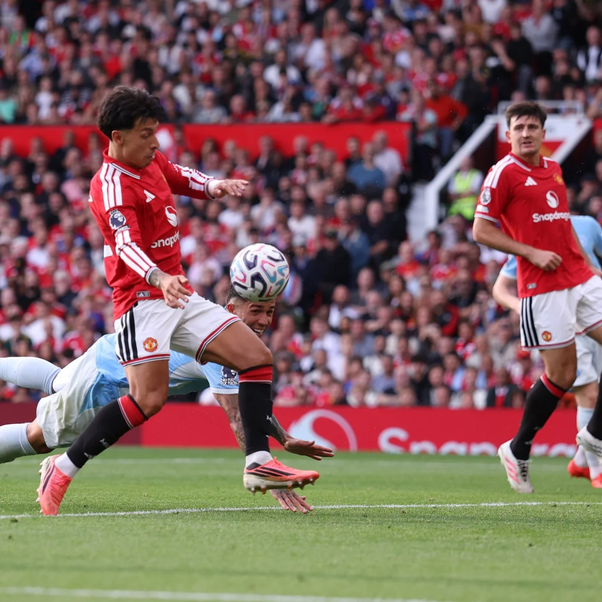 Arbitragem inglesa admite erro em gol de Haaland contra o Manchester United