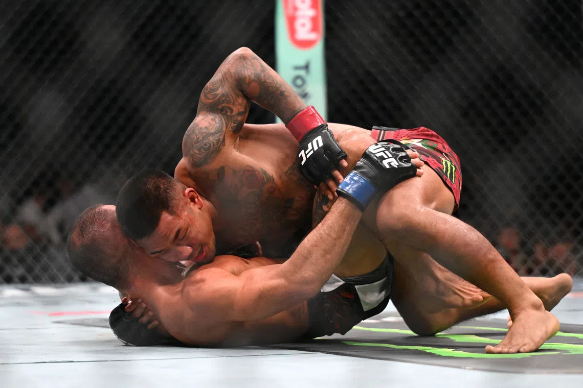 Mixed Martial Arts - Joshua Van domina Pantoja para reter o cinturão dos mosca no UFC 331