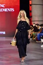 Exposição permite ver de perto as peças desfiladas no Metrópoles Catwalk