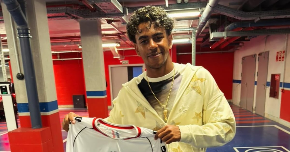 Novo reforço ou rolê aleatório? Lamine Yamal posa com camisa de time do Piauí