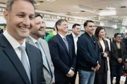 Tarcísio ao lado dos aliados Guilherme Derrite, André do Prado e Flávio Bolsonaro na Igreja Mundial do Poder de Deus
