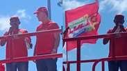 Porteiro detido ap&oacute;s panela&ccedil;o contra Fl&aacute;vio Bolsonaro reaparece em ato pr&oacute;-Lula em Macei&oacute;