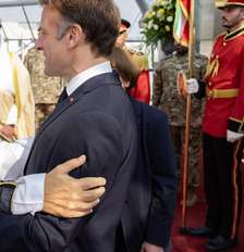 Foto divulgada pelo Diwan do Emir do Kuwait em 19 de outubro de 2026 mostra o emir do Kuwait, xeque Mechaal al-Ahmad al-Jaber al-Sabah (à esquerda), recebendo o presidente francês Emmanuel Macron no Aeroporto Internacional do Kuwait, na Cidade do Kuwait. Foto: AFP - - / RFI
