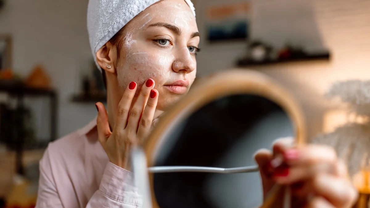 Excesso de skincare pode prejudicar a pele e estar relacionado à compulsão