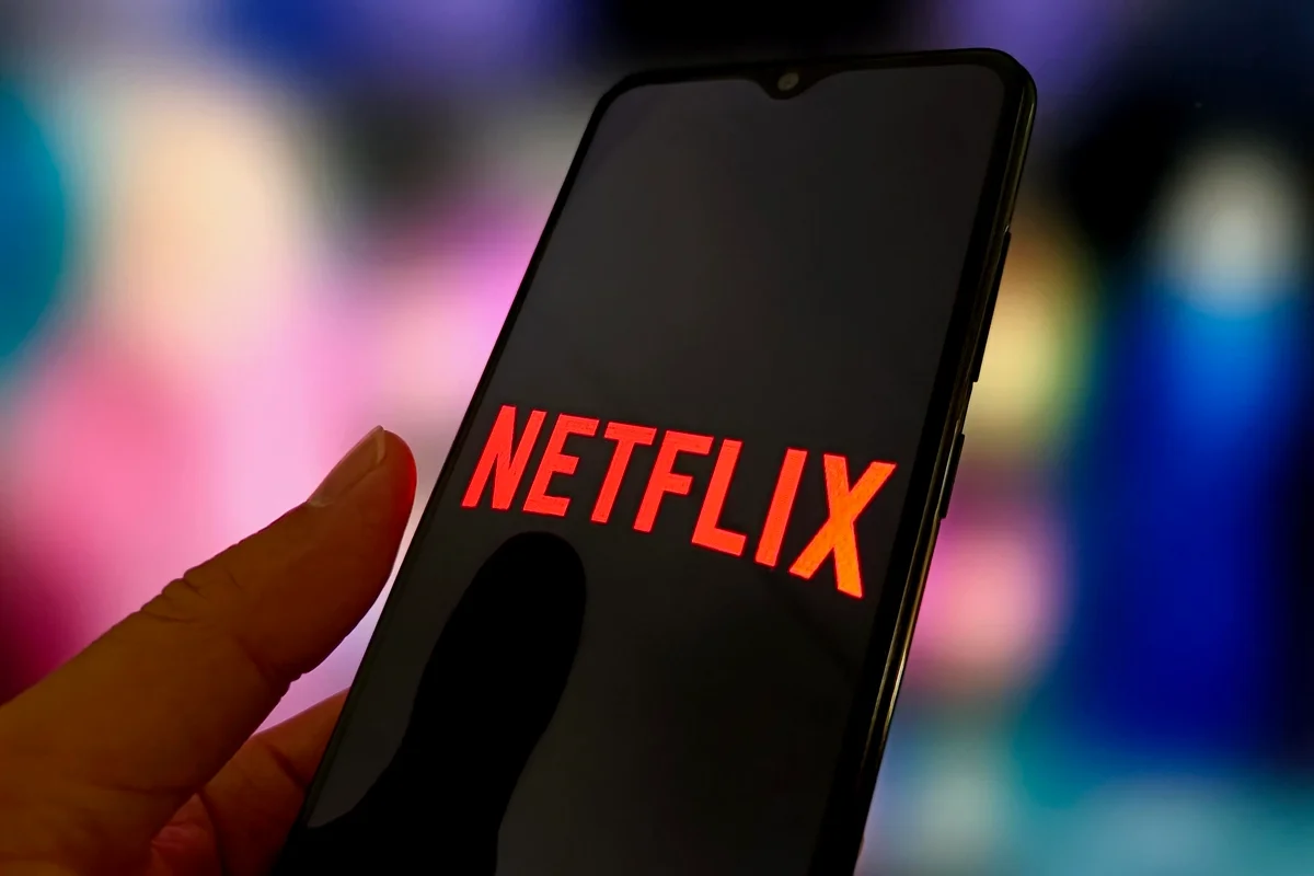 Uma foto ilustrativa mostra o logotipo da Netflix em um smartphone - Metrópoles