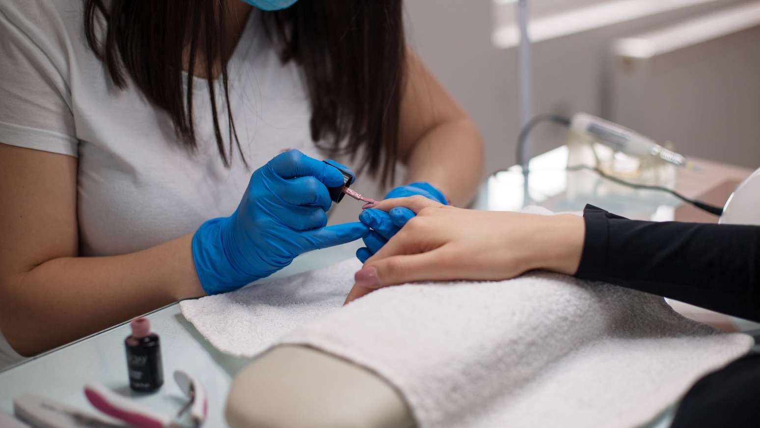 Descubra o que &eacute; a manicure italiana, a nova tend&ecirc;ncia dos sal&otilde;es que dispensa as unhas em gel e deixa as curtas visualmente mais longas