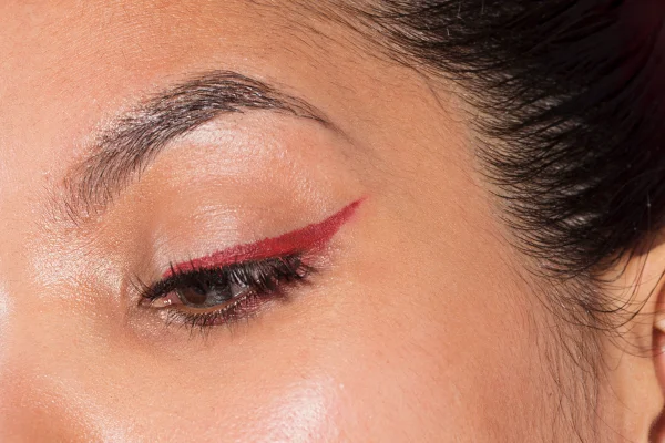 Delineado vermelho vira trend de make para o Halloween; confira inspirações