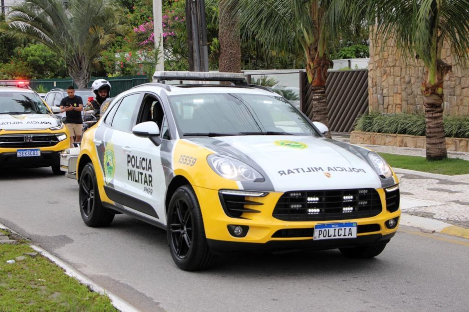 Essa Porsche Macan também ajuda nas rondas diárias. Ao lado do TT e do Camaro, ela não pode ser vendida. Diante do impasse, o governo decidiu adequá-los, com as cores da PM paranaense, e os colocou para rodar e evitar delitos