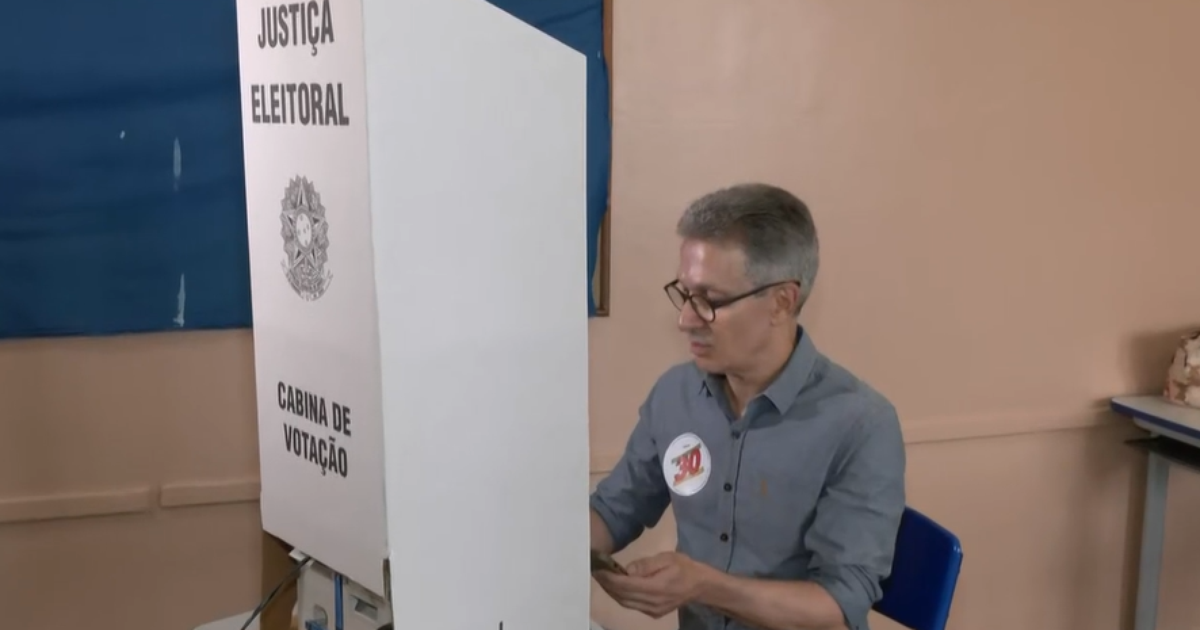 Zema usa celular na cabine de votação, apesar de regras do TSE