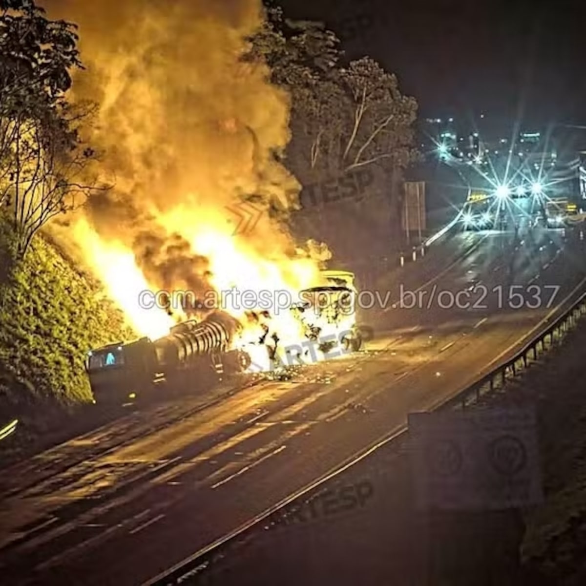 Acidente entre carretas provoca incêndio e interdita Rodoanel em SP; veja trecho afetado