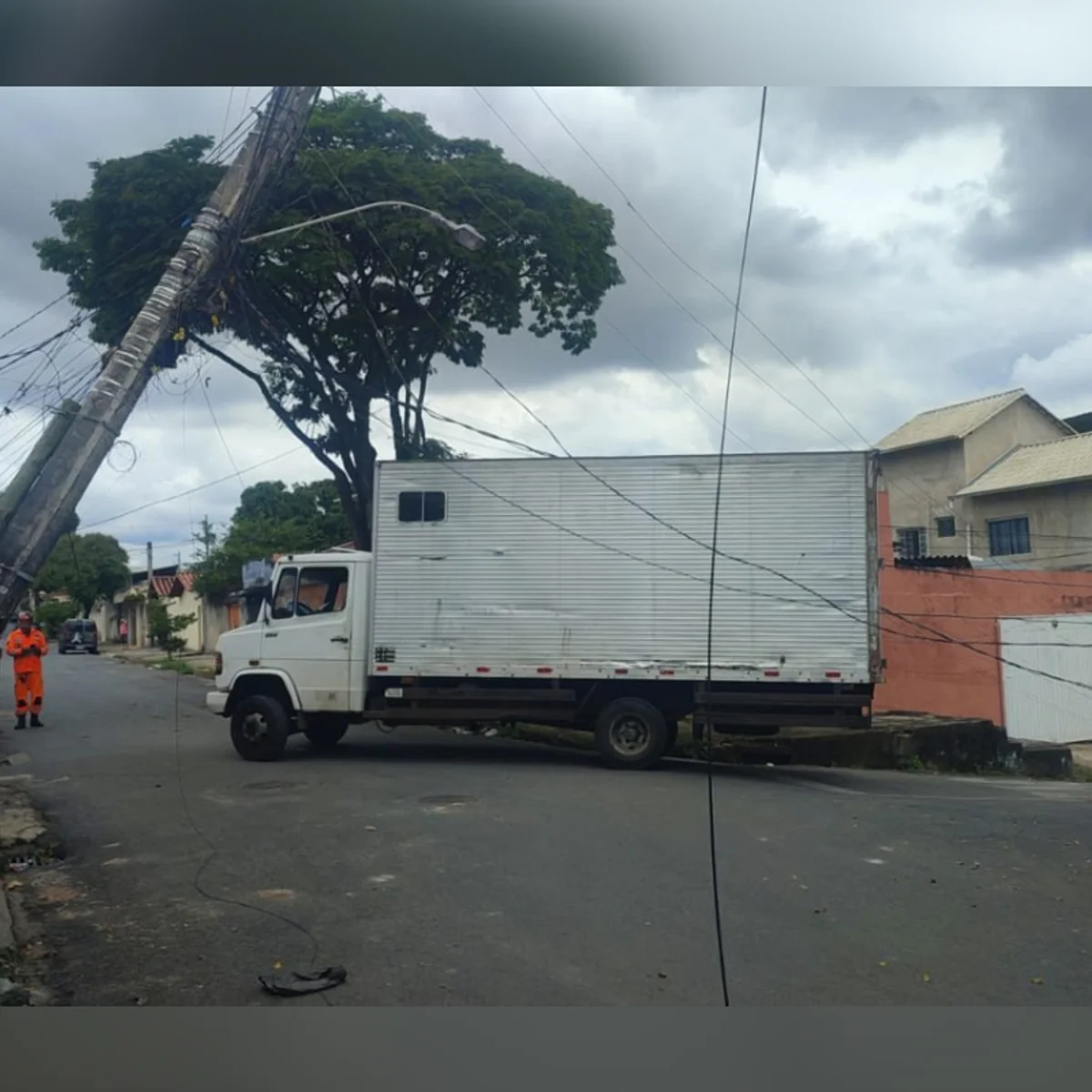 Fio de energia cai sobre caminhão e deixa três pessoas presas em BH