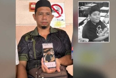 Noorwandi menunjukkan gambar arwah anaknya, Putera Muhaimin (gambar kecil) yang terkorban dalam nahas di Jalan Johor Bahru-Melaka, Bagan, Batu Pahat.