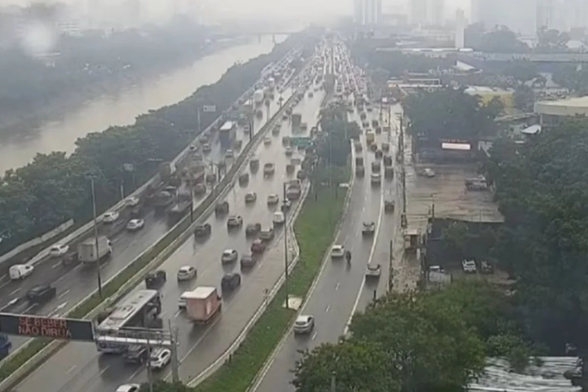 CGE alerta que fortes chuvas podem causar alagamentos, transbordamento de rios e córregos, quedas de árvores, destelhamentos e ventania - Metrópoles