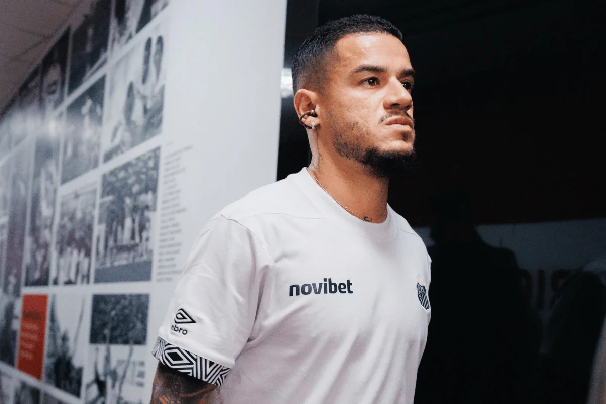 Imagem da matéria: Philippe Coutinho entra no intervalo e estreia oficialmente pelo Santos