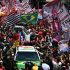 Simpatizantes de ambos candidatos cerraron la campaña con caravanas masivas.