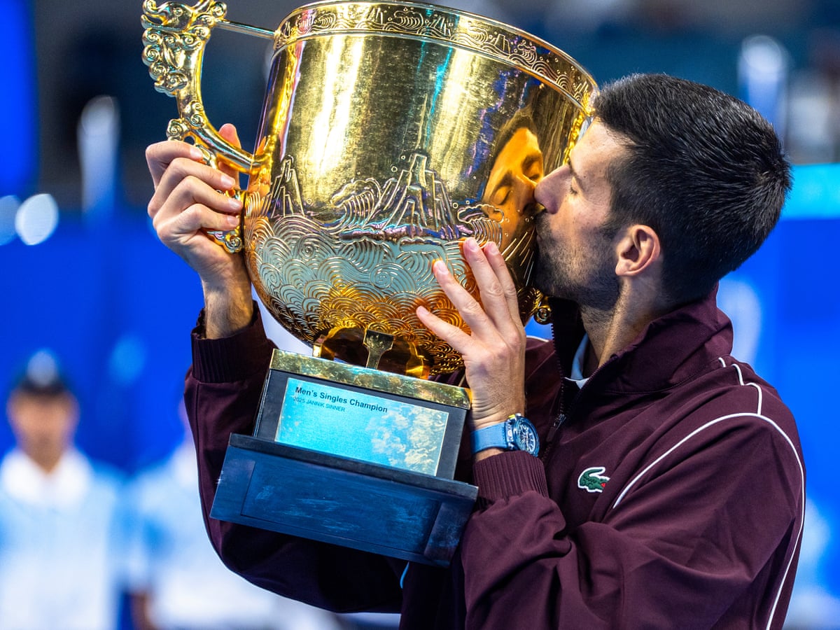 Djokovic encerra a seca de títulos com a vitória no China Open enquanto Alcaraz conquista glória no Japão