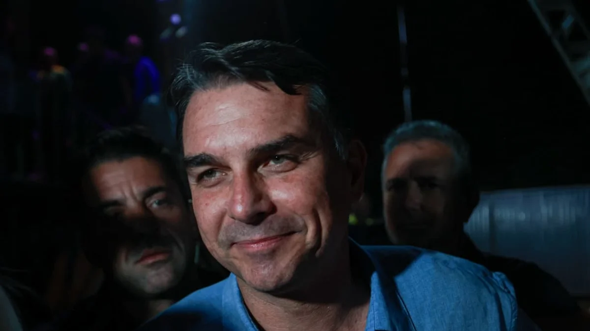 Após apoio da bancada do agro, Flávio promete Ministério da Agricultura