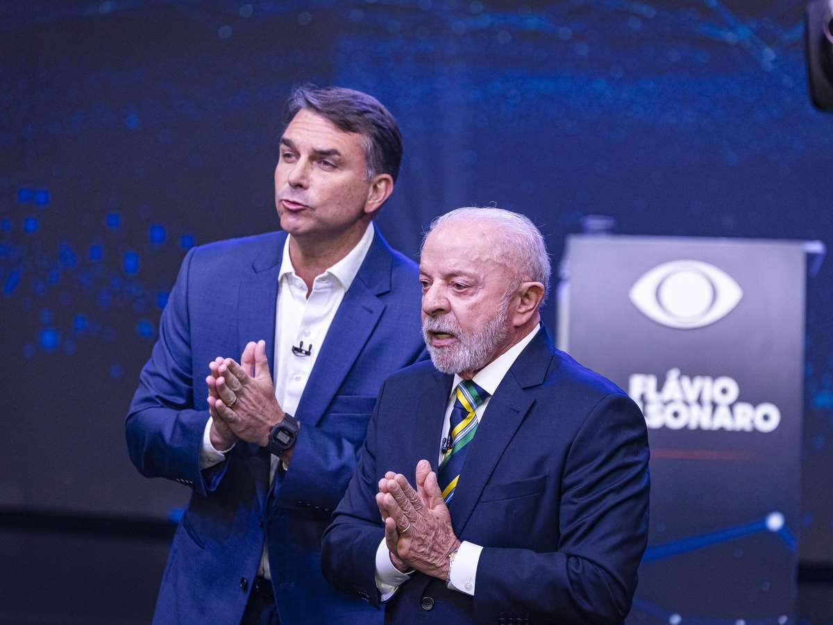 Lula desafia Flávio Bolsonaro a abrir conta bancária: 'Para que o povo saiba quem é ladrão'
