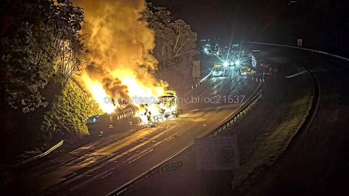 Acidente entre carretas provoca incêndio e interdita Rodoanel em SP; veja trecho afetado
