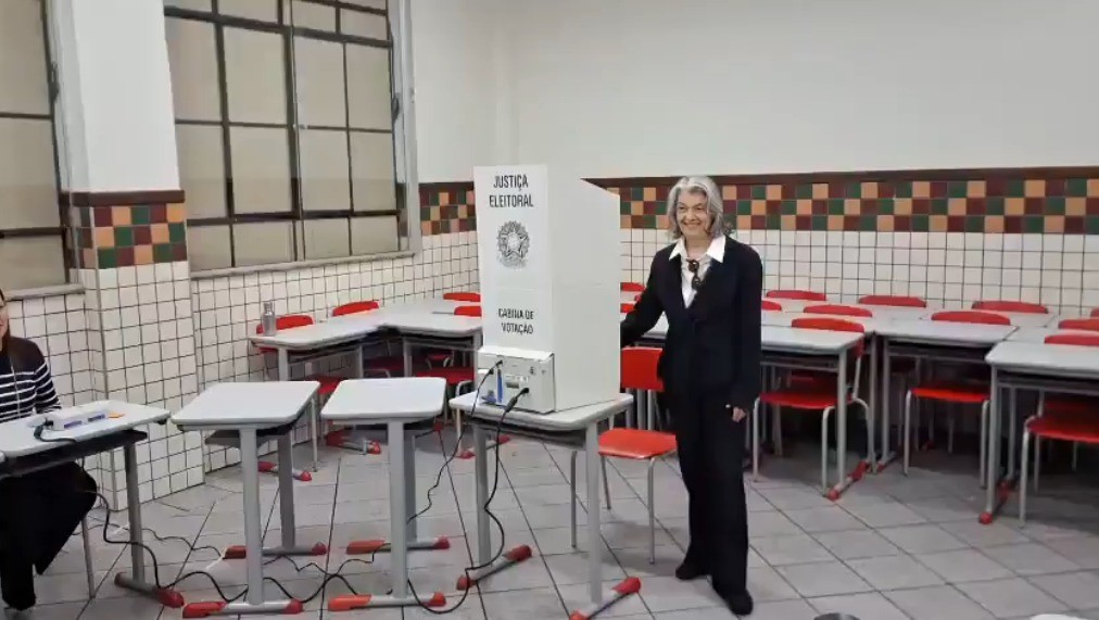 Cármen Lúcia vota em colégio na região Centro-Sul de BH — Foto: Reprodução
