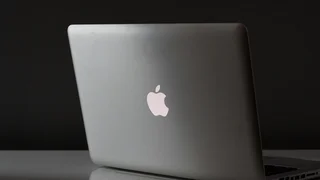 Mais leve, mas a que custo? Novo MacBook Pro OLED gera medo de cortes em portas e bateria