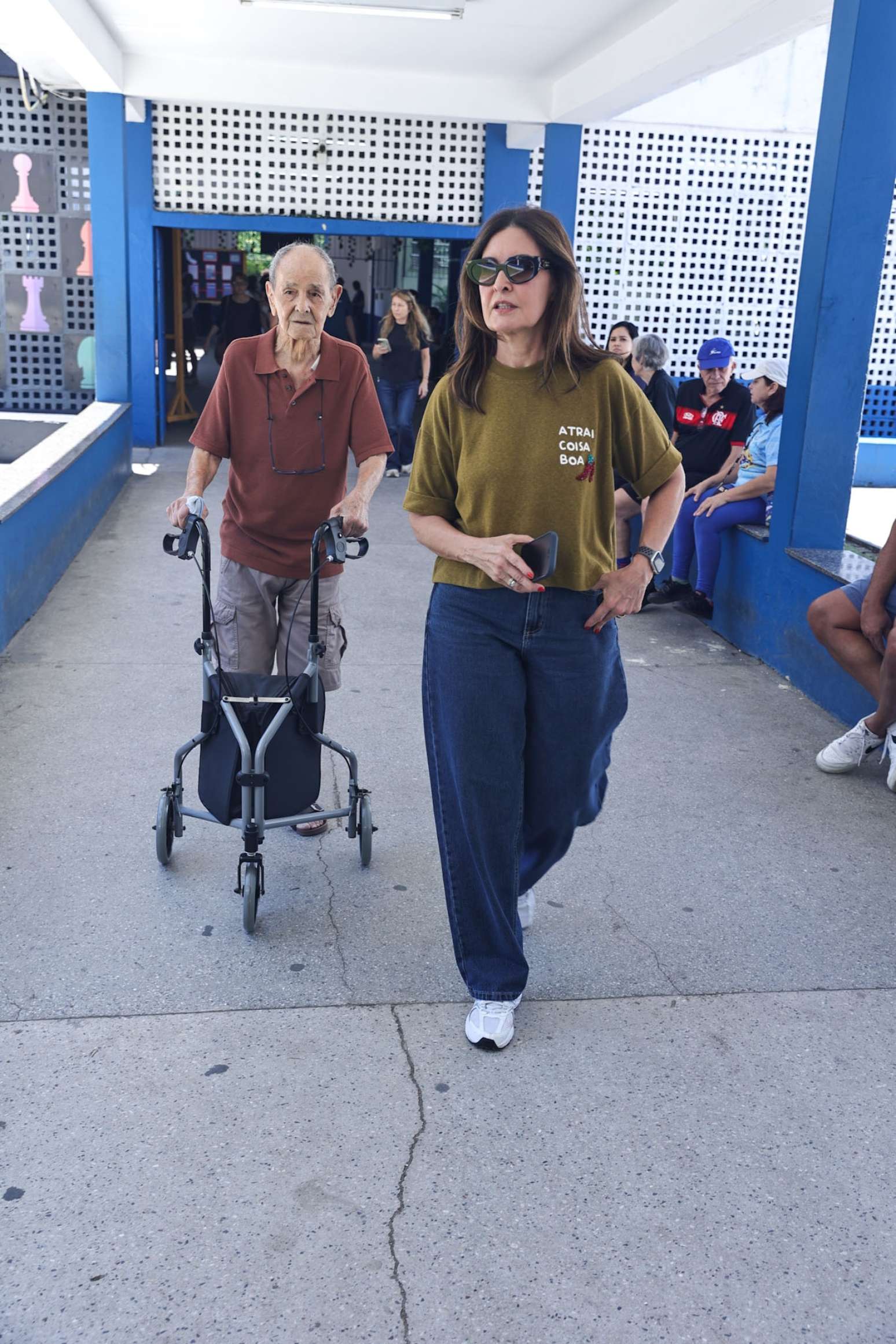 F&aacute;tima Bernardes acompanha volta com o pai para votar