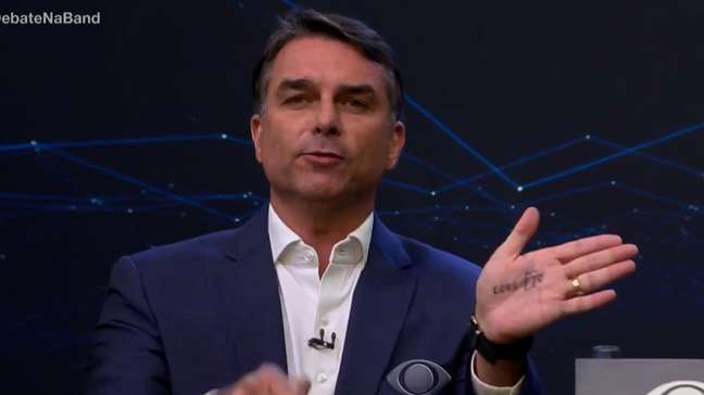 Lula desafia Flávio Bolsonaro a abrir conta bancária: 'Para que o povo saiba quem é ladrão'